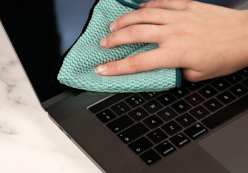 3 Ways to Clean a MacBook Air Screen