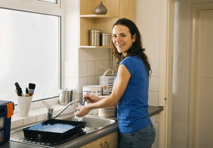 How to Remove a Sprayer From a Faucet