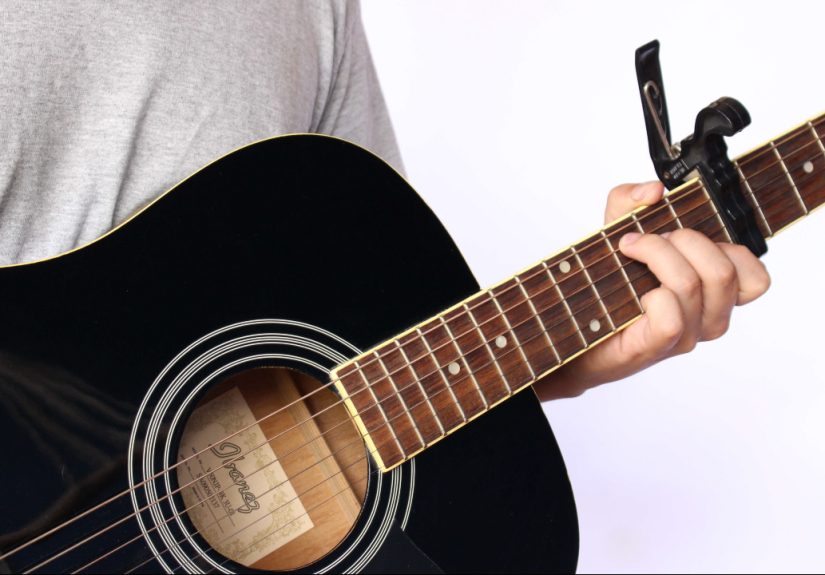 How to Capo a Fret on an Acoustic Guitar: 12 Steps