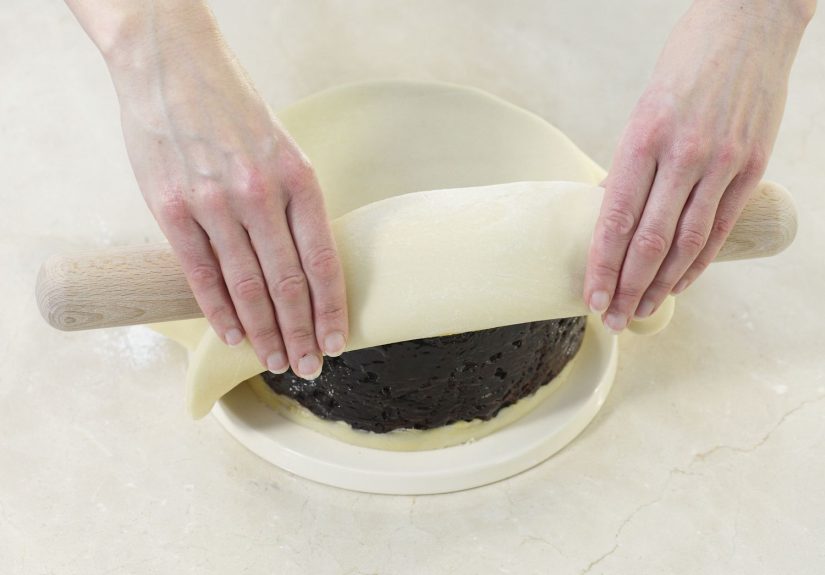 How to Cover a Cake With Fondant