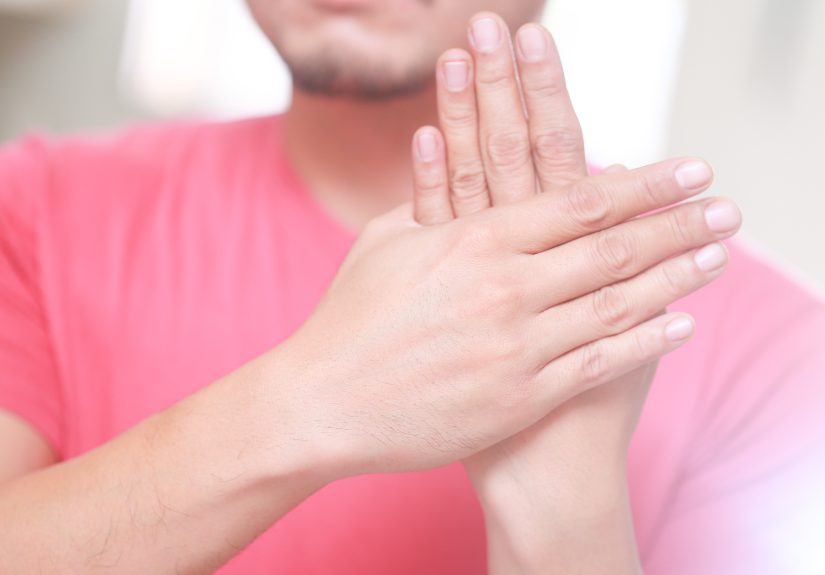 How to Look Like You Are Pulling Your Thumb Off: 11 Steps